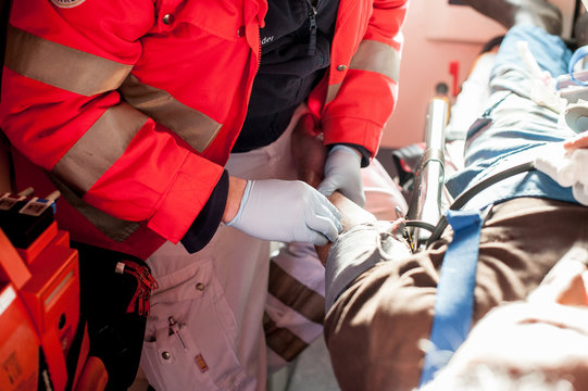 Rettungsdienst Infusion Legen Ellenbeuge Venen Kan&uuml;le