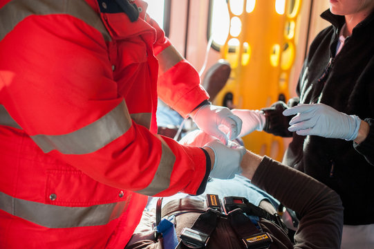 Patient im Rettungswagen Rettungsdienst Unfall Garten