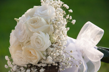 Bouquet da sposa con rose bianche