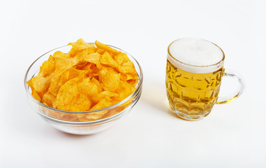 Chips und Bier weisser Hintergrund