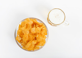 Kartoffelchips mit Bierglas