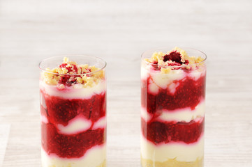 Himbeerdessert im Glas auf hellem Tisch