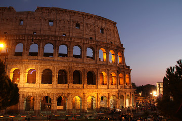 Fototapeta na wymiar Colosseum bei Nacht