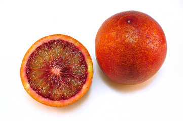 Orange sanguine coupée sur un fond blanc