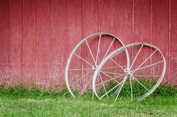 Red barn with wagon wheels © nsc_photography