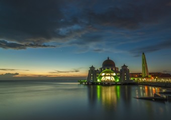 Obraz premium Sunset at Malacca Starits Mosque