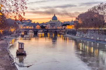 Fototapete Vatikanstadt und Fluss Tevere in Rom in der Abenddämmerung © marcorubino