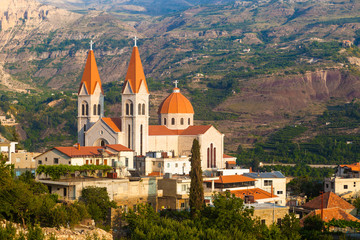 Fototapeta premium Piękny kościół w Bsharri, dolinie Qadisha, Liban