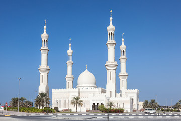 Naklejka premium Biały meczet w Ajman, Zjednoczone Emiraty Arabskie