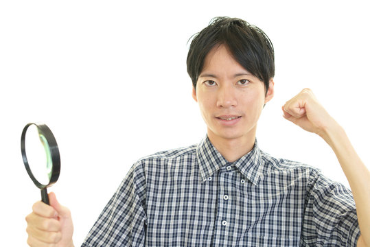 拡大鏡を持つ男性