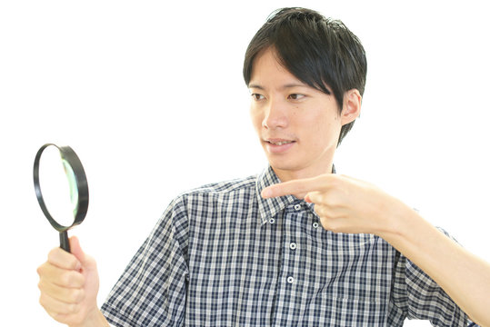 拡大鏡を持つ男性