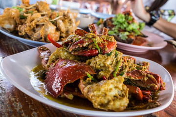 Fried crab in yellow curry