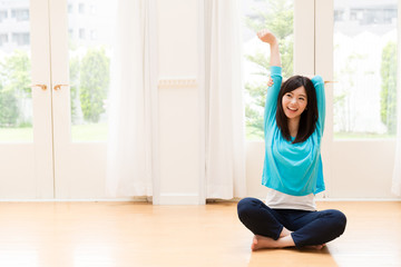 Fototapeta na wymiar young asian woman exercising 