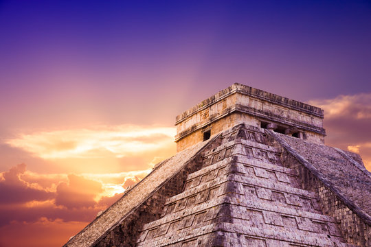 "El Castillo" pyramid in Chichen Itza, Yucatan, Mexico