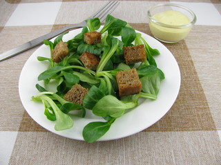 Feldsalat mit Croutons und Senf-Dressing