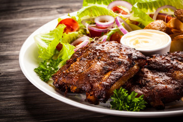 Tasty grilled ribs with vegetables