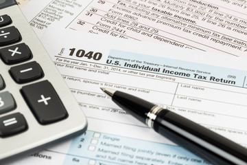 Obraz premium Tax form with pen, and calculator taxation concept