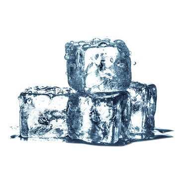 cubetti di ghiaccio in fondo bianco