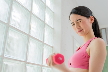 スポーツをする女性