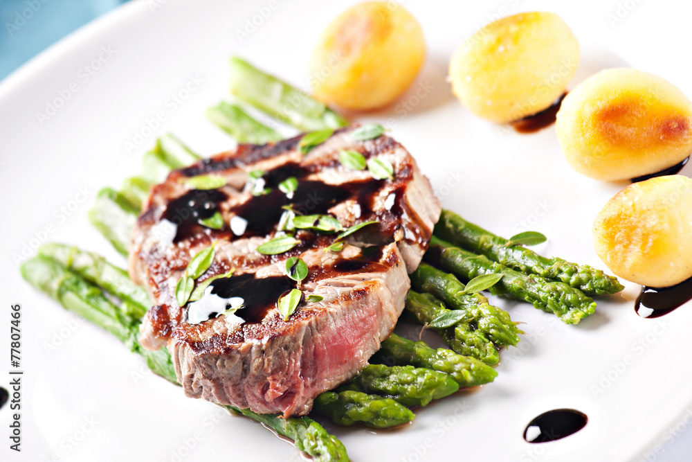 Wall mural fillet of beef with asparagus and potateos