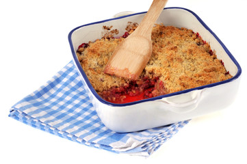 Plat de crumble aux fruits rouges
