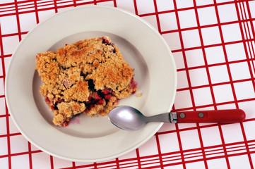 Assiette de crumble aux fruits rouges