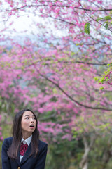 桜 女子学生とコピースペース