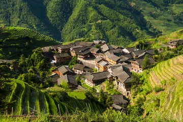 Fotobehang China Landschapsfoto van rijstterrassen en dorp in China