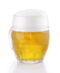 Bierkrug mit Schaum auf weißem Hintergrund 