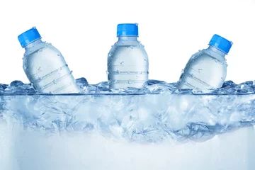 Fototapeten Wasserflasche in Eiswürfeln © somchaij
