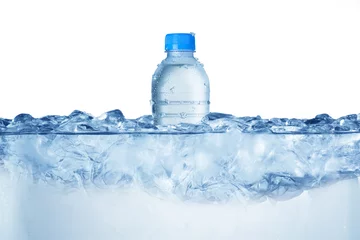Fototapeten Wasserflasche in Eiswürfeln © somchaij
