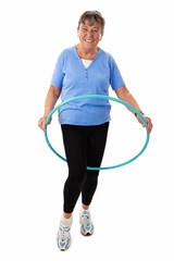 Seniorin mit Hula-Hoop Reifen