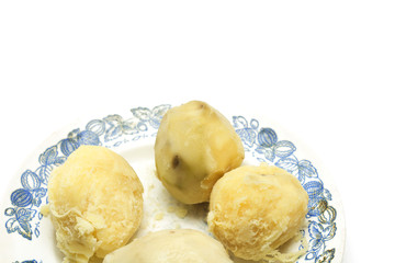 Boiled potatoes on a plate. Photo.