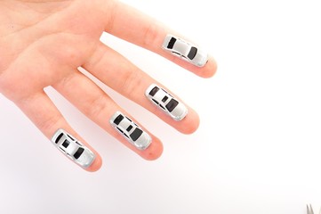 人間の手のひらを走っているたくさんの車