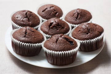 Сhocolate мuffins on the round plate