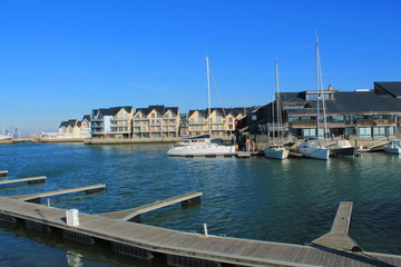 Fototapeta na wymiar Port de plaisance à Deauville, France