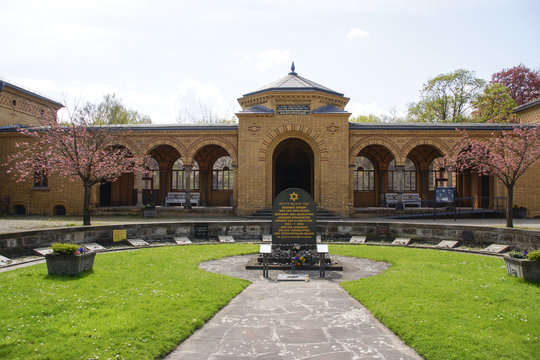 Eingangsportal j&uuml;discher Friedhof Weissensee in Berlin