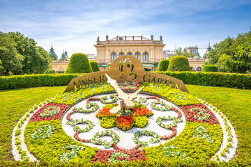 Naklejka premium Zegar kwiatowy, park miejski w Wiedniu
