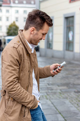 Mann schreibt SMS © Gina Sanders