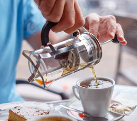 Filling cup with tee