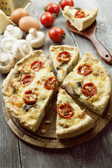 Kish with chicken, mushrooms and cherry tomatoes