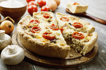 Kish with chicken, mushrooms and cherry tomatoes