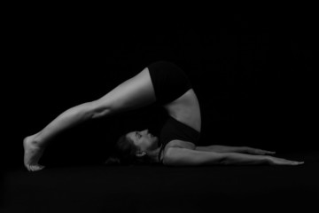 Jeune femme faisant du yoga: posture de la charrue