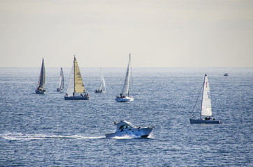 Barche a vela e motoscafo