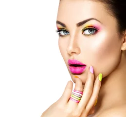 Foto auf Acrylglas Schönheitsmädchen mit buntem Make-up, Nagellack und Accessoires © Subbotina Anna