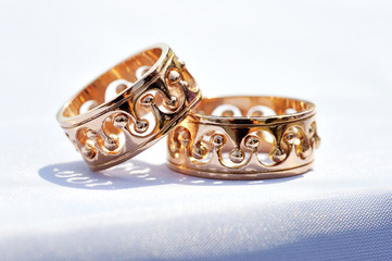 fashion gold rings bride and groom close-up