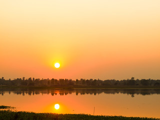 Obraz premium Beautiful sunset above the small river. In Thailand