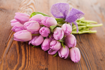 Obraz na płótnie Canvas Pink tulips on wooden planks