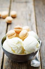 vanilla ice cream with almond cookies