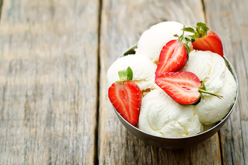 vanilla ice cream with strawberries
